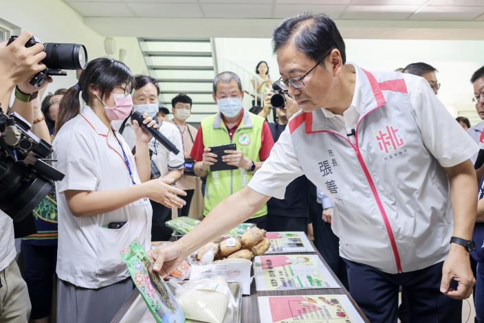 營養師介紹午餐菜色，特別採取在地食材