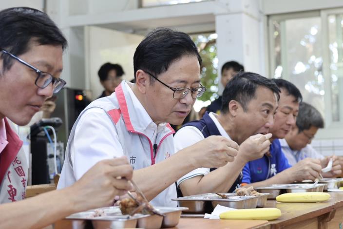 張市長至教室一起享用營養午餐