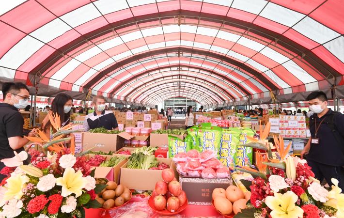 市府各局處準備供品祭拜好兄弟