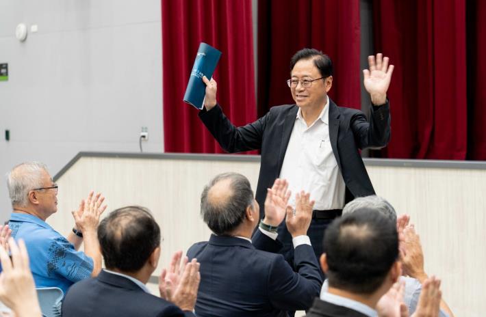 張市長與現場人員問候