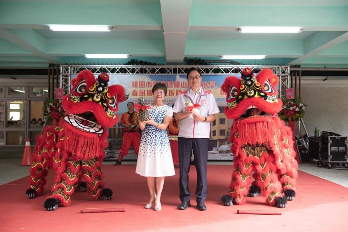 張市長與龍山國小校長游春美為校舍重建工程祈福