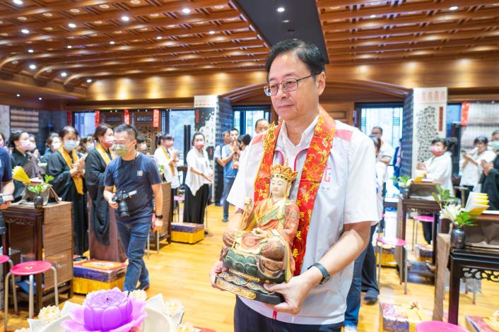 張市長恭請地藏王菩薩進入法場
