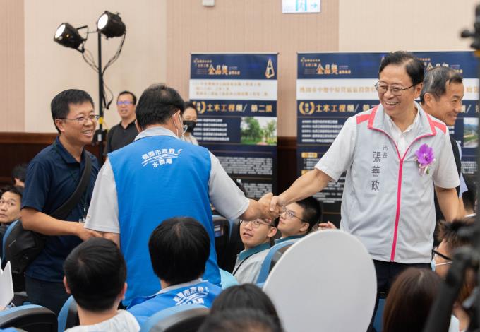張市長與同仁互動