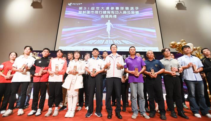 張市長與本市推行體育有功人員合照