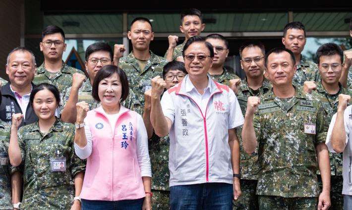 張市長與國軍弟兄合影