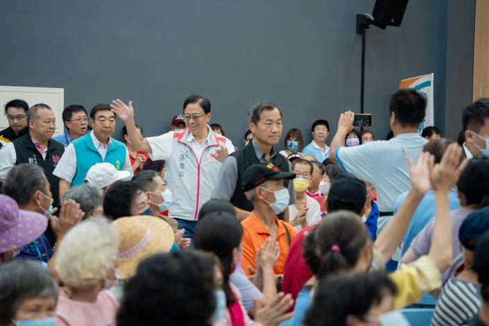 張市長跟在地鄉親打招呼