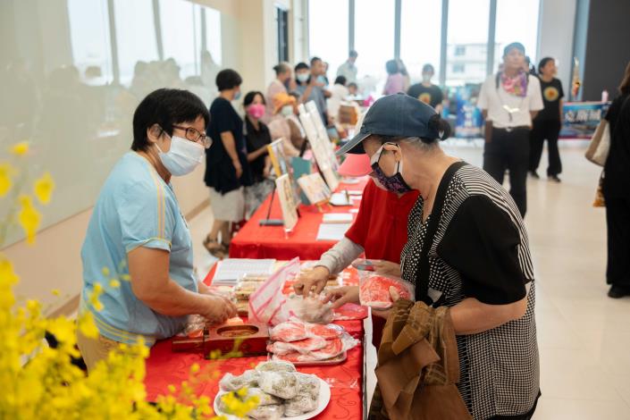 在地居民在大埔心市民活動中心選購農特產品