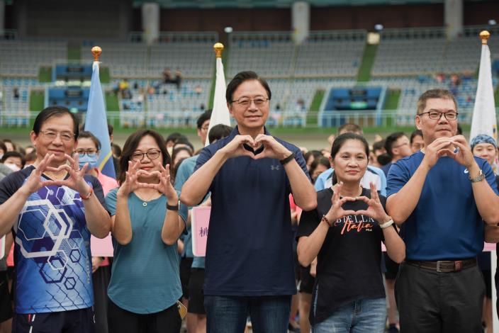 張市長和與會貴賓共同合影
