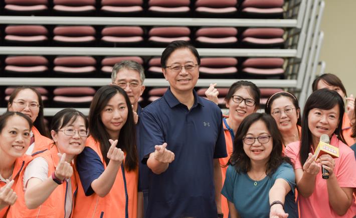 張市長與參賽同仁手比愛心合影