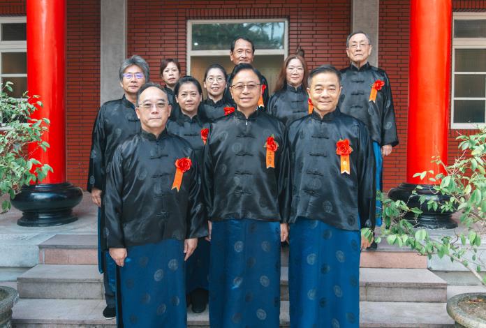張市長與擔任祭祀人員的貴賓們合照