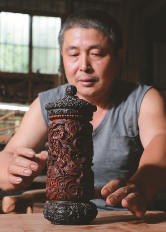 繁複細緻的雕飾，是陳力維獲登錄為傳統工藝保存者的原因。