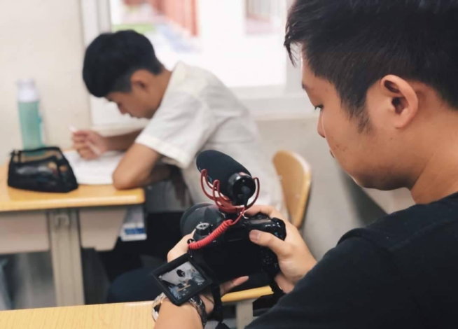 陳毅重返母校南崁高中，透過拍攝學弟的高中生活，引導社會反思台灣的教育問題。