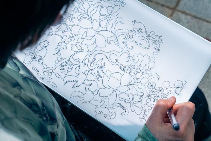 喜愛繪畫的粘碧華，在紙上揮灑出自己的心志，並用自己的雙手，縫紉出一片精彩天地。