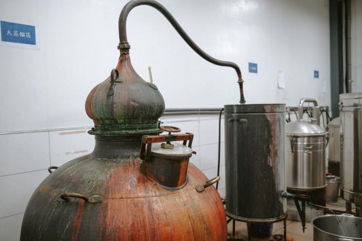 市面上多數酒廠以釀造酒或再製酒為主流，蒸餾酒則相對較為冷門，恆器製酒則以地瓜為核心製作蒸餾酒產品。