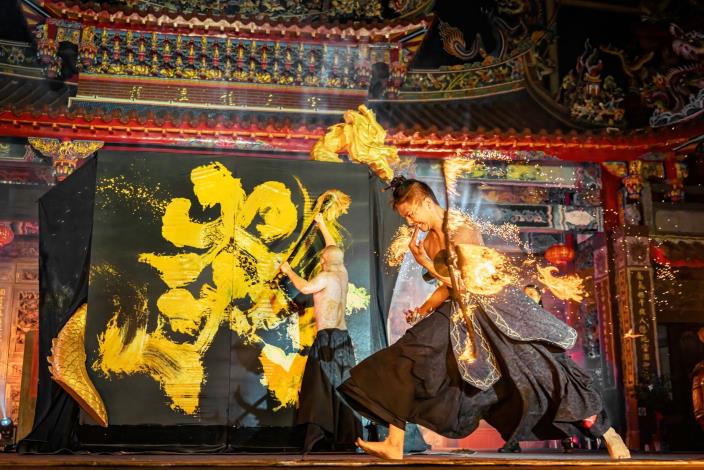 龍潭龍元宮200週年的祭典上，即將成真火舞團以客家惜字文化為軸，舞出「過化存神」的精神。