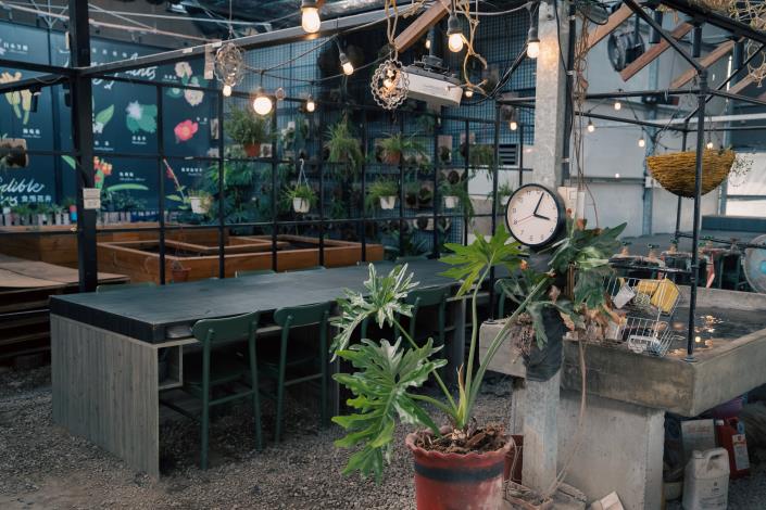 農場設有食農教育專用的多功能教室，不僅能進行烘焙教學，也可以舉辦移盆實作課程。