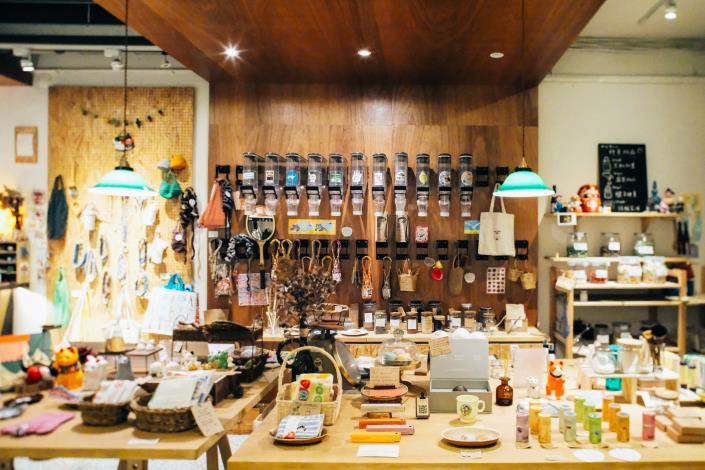店內的選物空間擺放著精心挑選的日常小物，從實用的洗髮餅到療癒的線香，