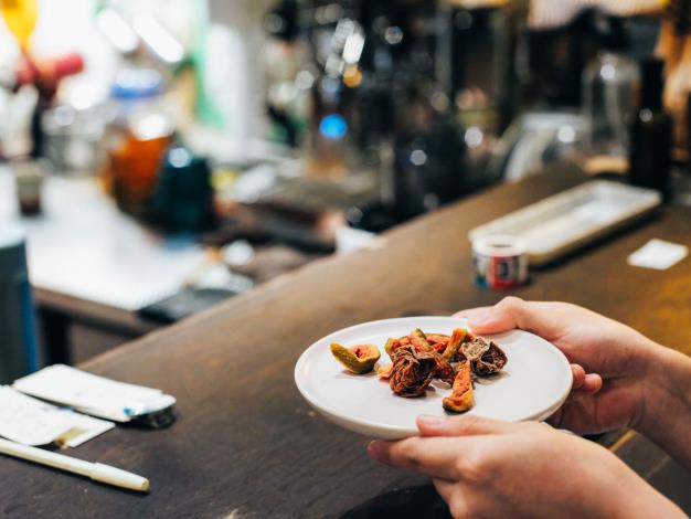 在店裡點上一杯飲品休憩，嘴饞了就夾些果乾。無包裝供應，想吃多少就取多少，體驗「剛好」的生活方式。