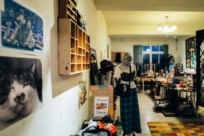 走進最裡面的二手角落，可以找到衣服、玩具與各式器皿，讓舊物延續新的價值。