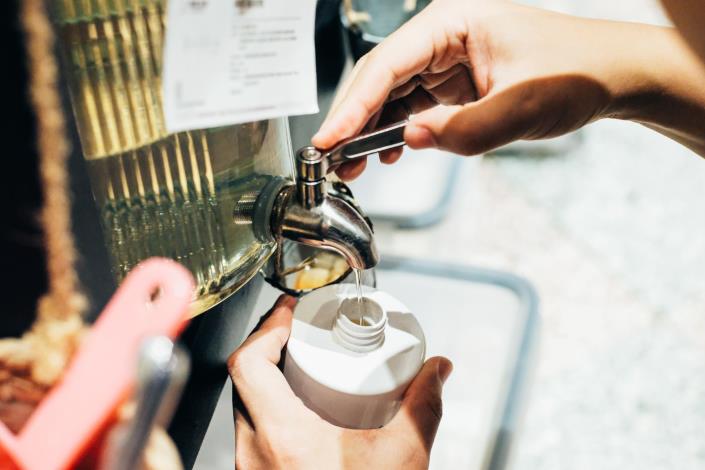 店裡販售各式清潔用品，味道清爽自然，自備瓶罐前來補充，是最簡單的永續練習。