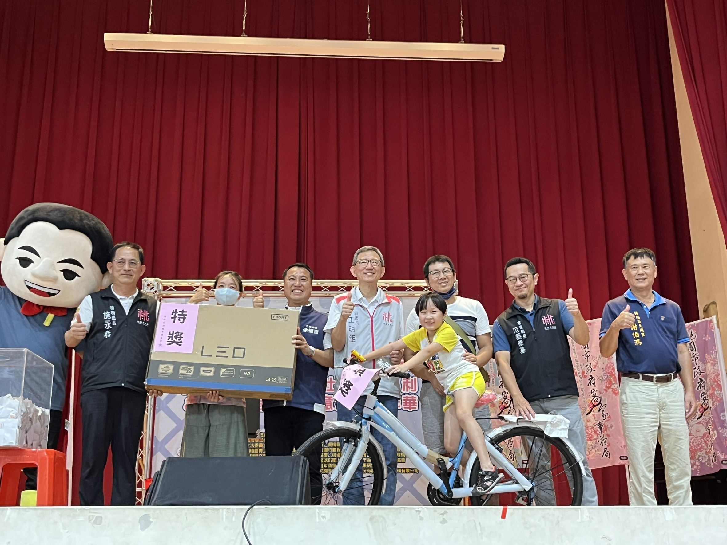 現場抽獎活動由王副市長(左4)抽出頭獎與特獎