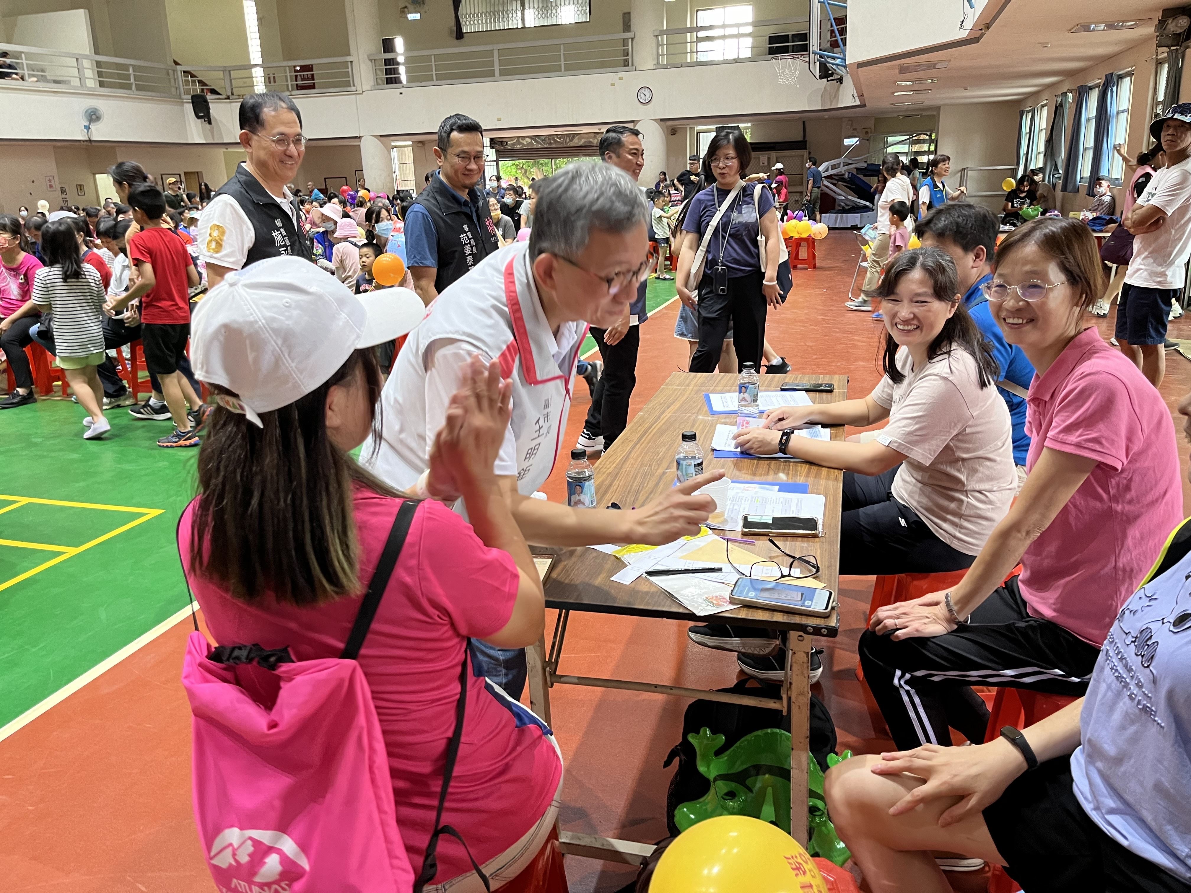 王副市長(左2)與活動現場民眾親切互動