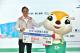 市長頒發獎項給代領人捷寶