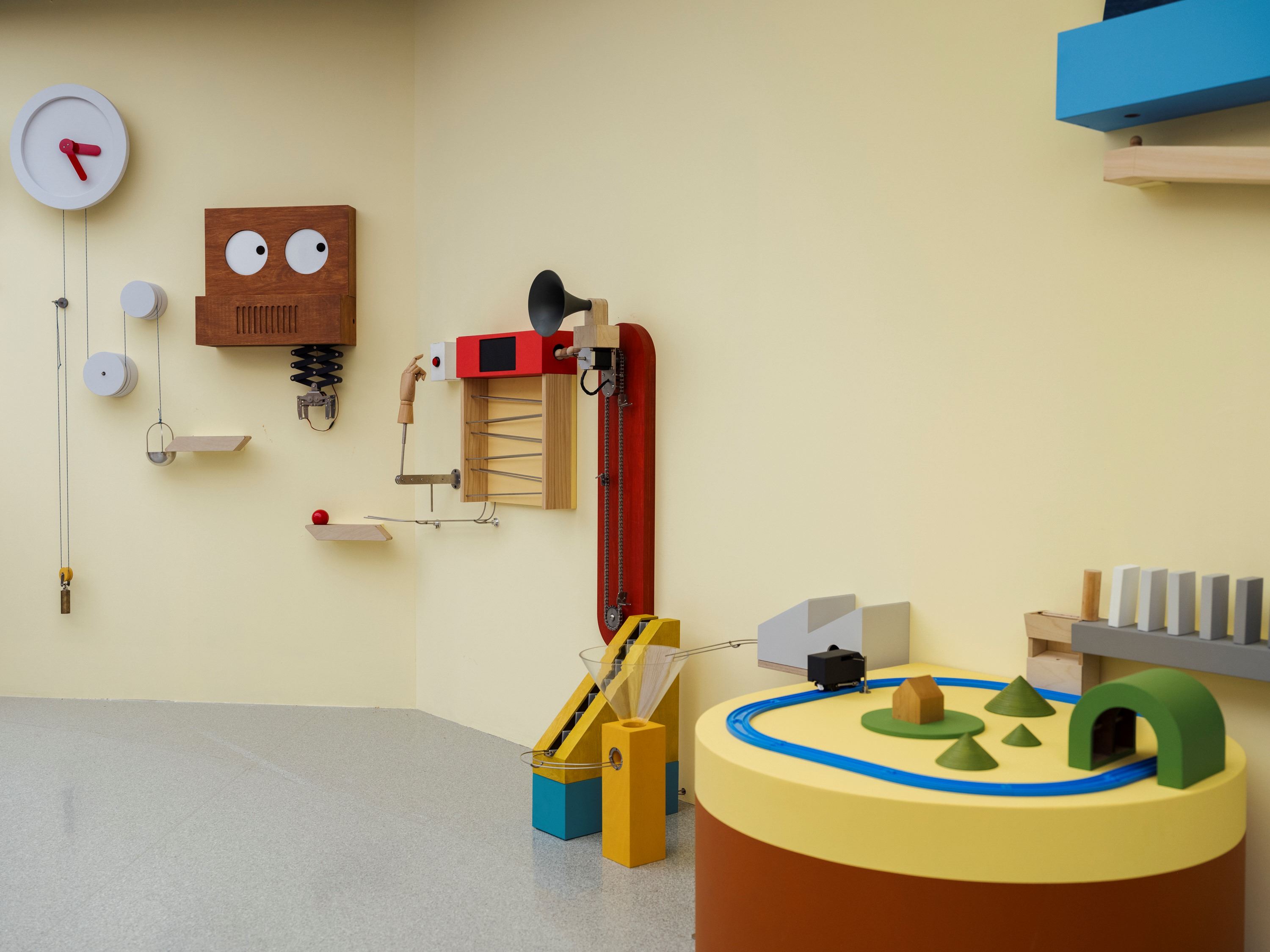 4曹文瑞將動漫形象置入現實世界，探討大眾文化與藝術的關係，以及人際間的情感與回憶。透島影業拍攝，桃園市立美術館提供。