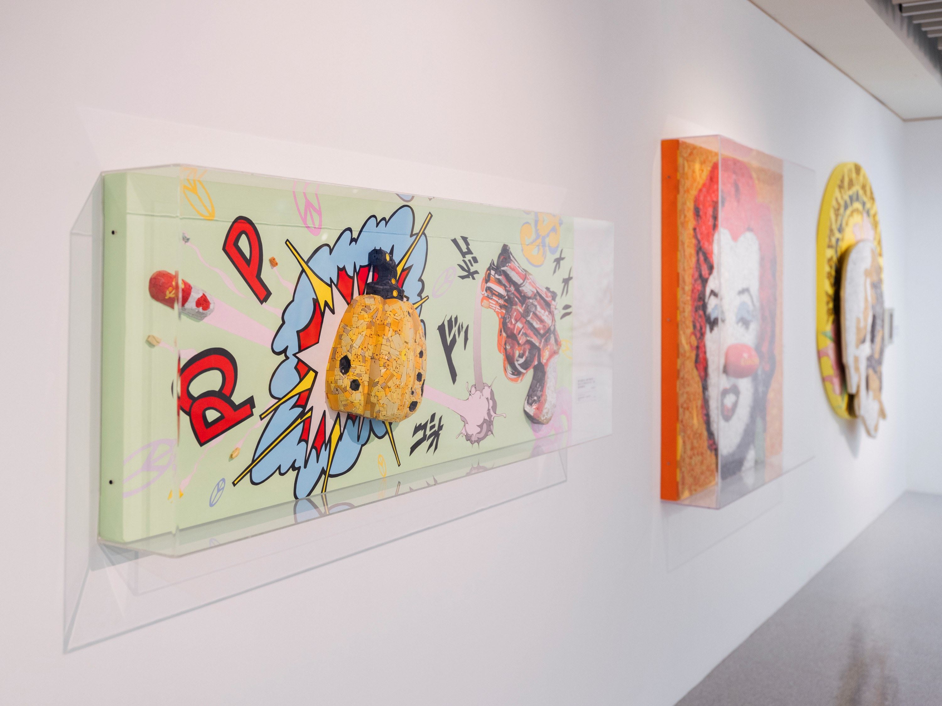 7游孟書以樂高積木拼組出像是匾額的作品，讓平日受到壓抑的負面想法得到宣洩與共鳴。透島影業拍攝，桃園市立美術館提供。