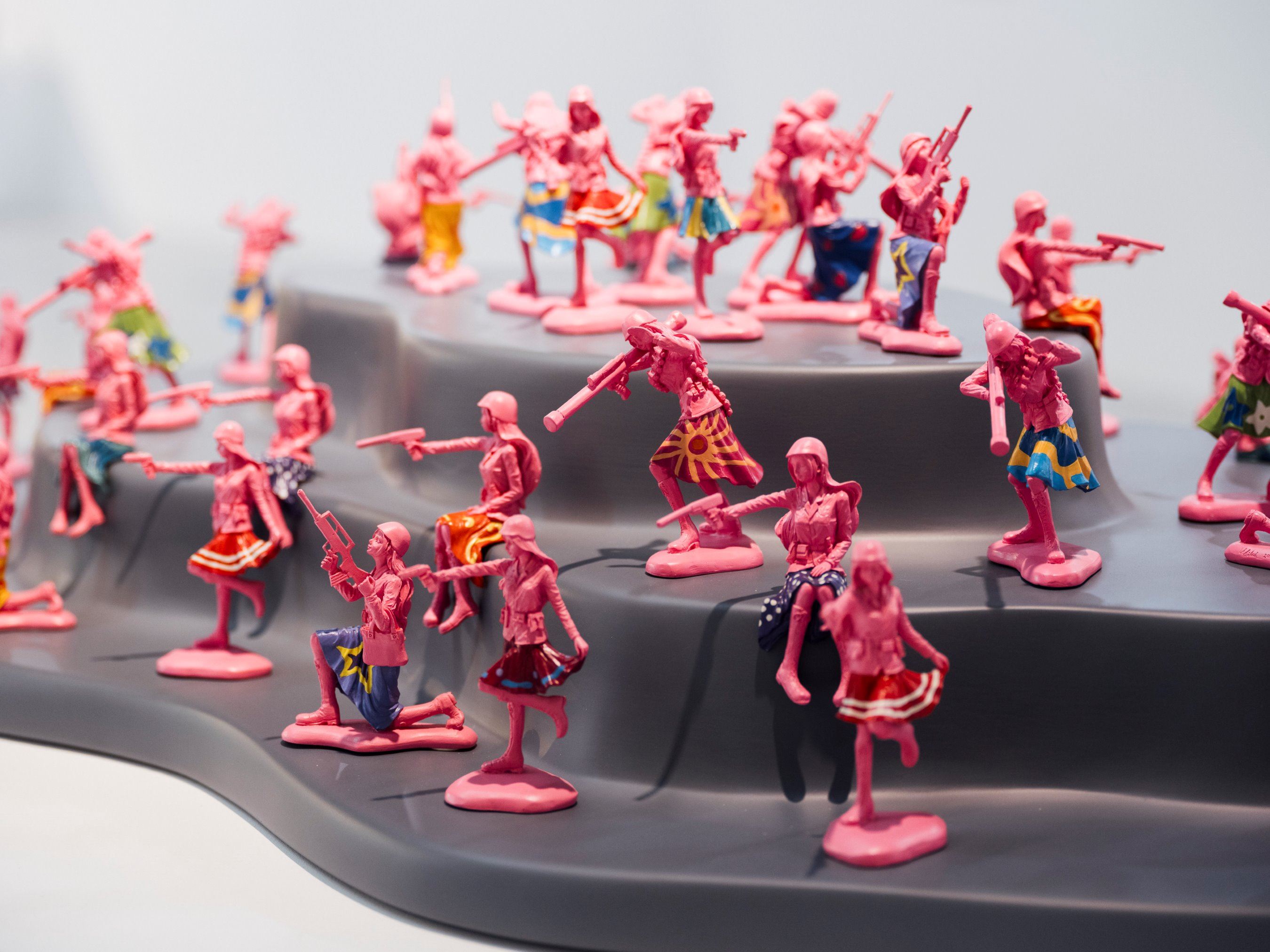 5邱昭財《小宇宙III》呈現以玩具相互連動的小宇宙，引發更豐富的想像。透島影業拍攝，桃園市立美術館提供。