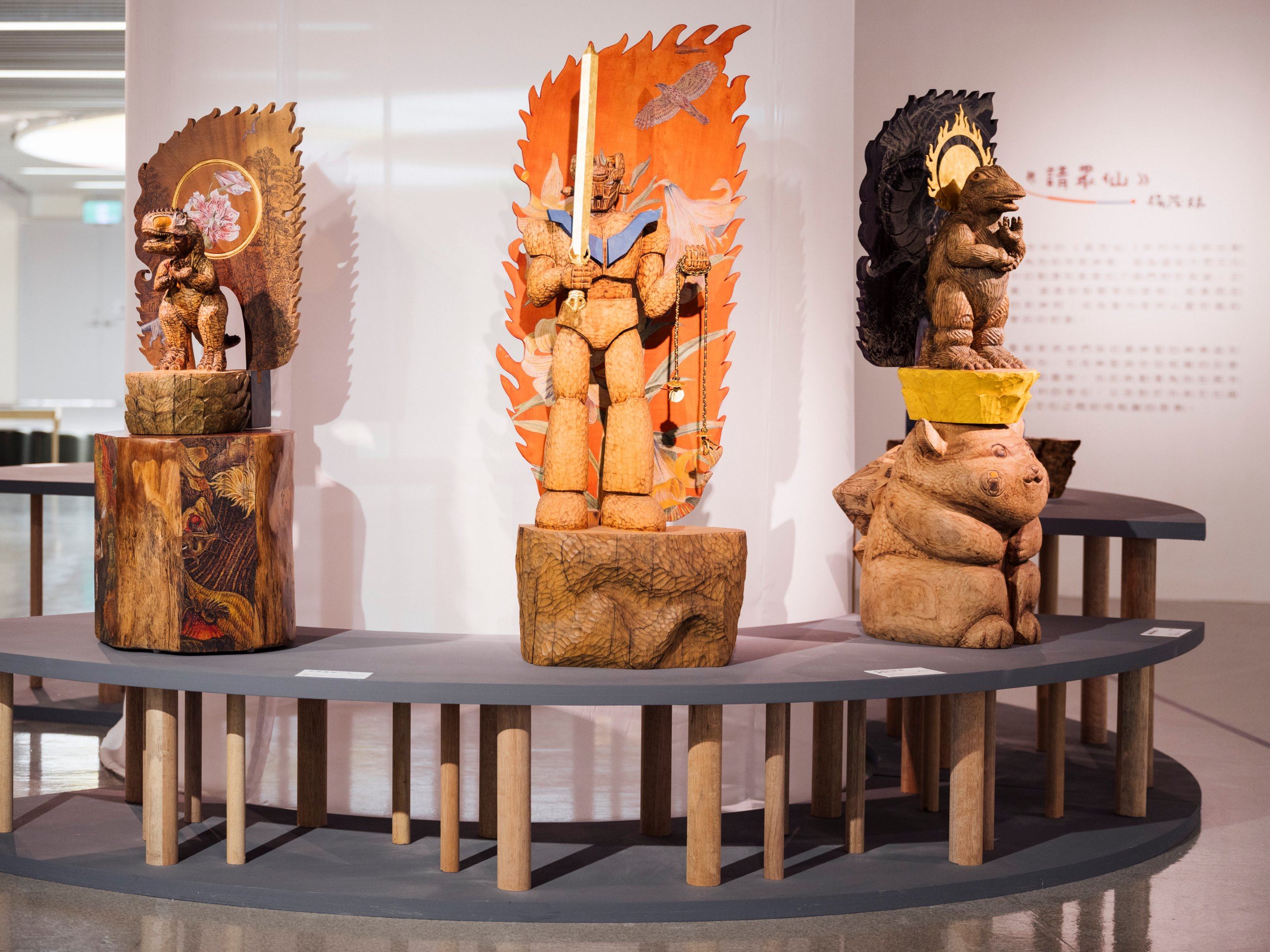 8林俊彬將鋼彈模型零件拼組成藝術形象或文化圖騰，反思藝術創作或文化生產的脈絡與機制。透島影業拍攝，桃園市立美術館提供。