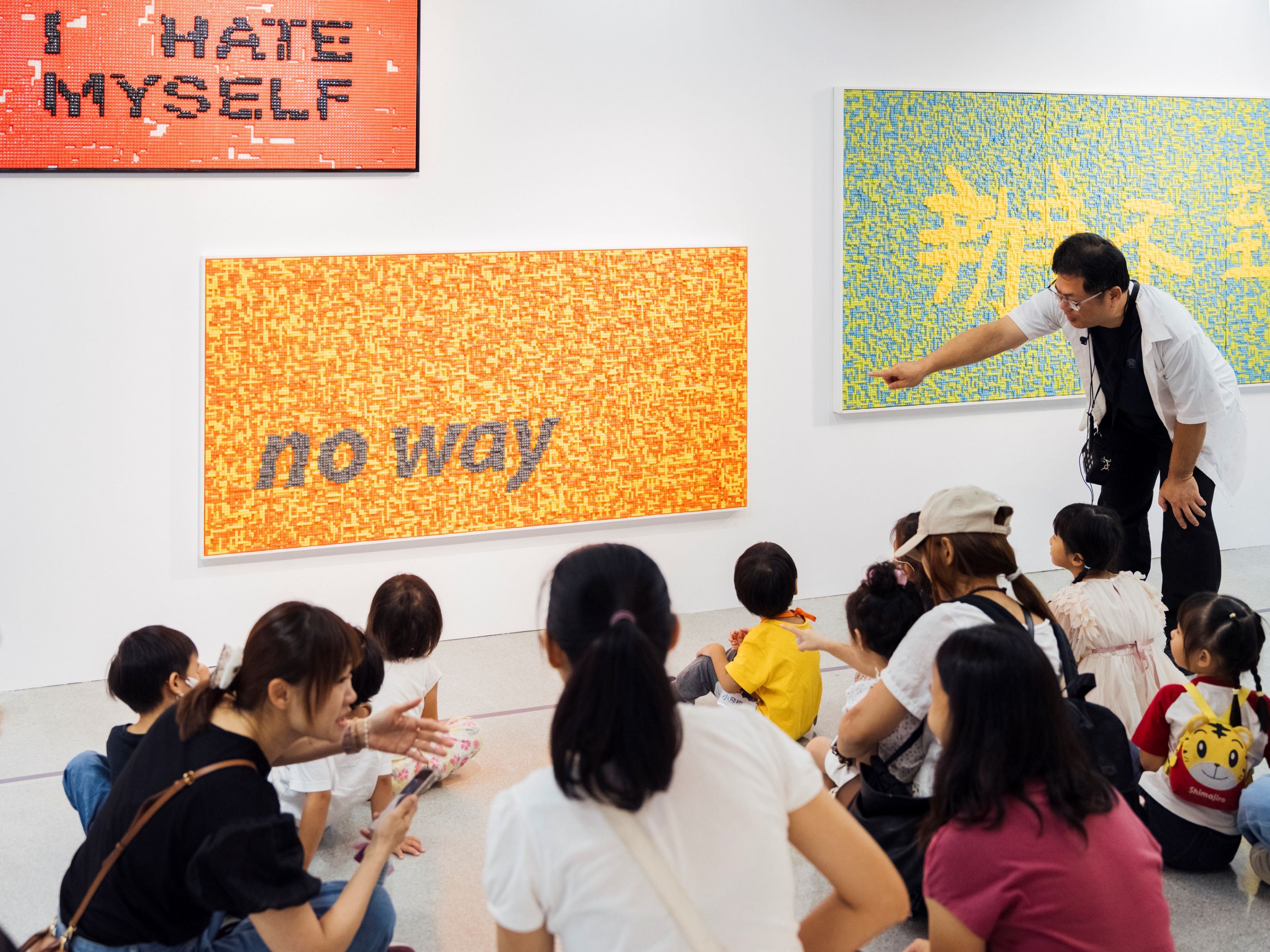 6徐薇蕙《游擊女孩》系列以粉紅色的女性版小兵人們，象徵共同面對生活上的挑戰。透島影業拍攝，桃園市立美術館提供。