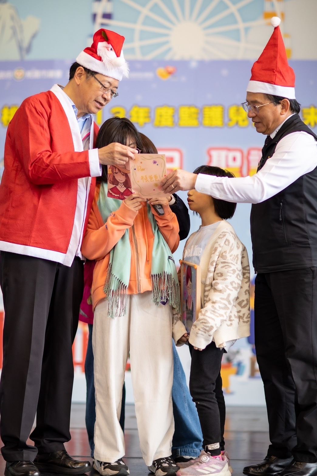 孩童獻上誠摯祝福給市長