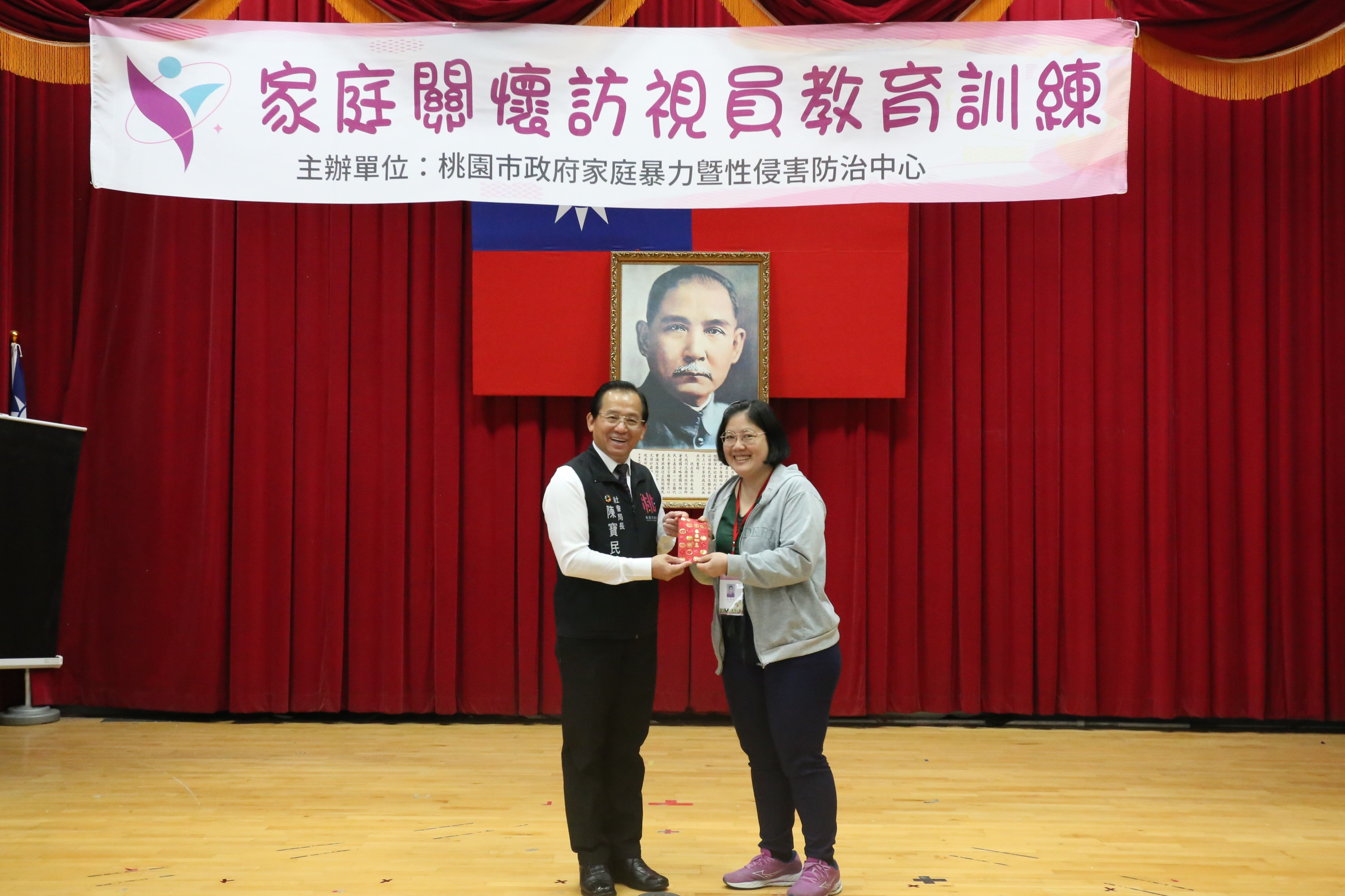 社會局陳寶民局長頒發特殊獎項予提供多元創新服務的兒少家關員