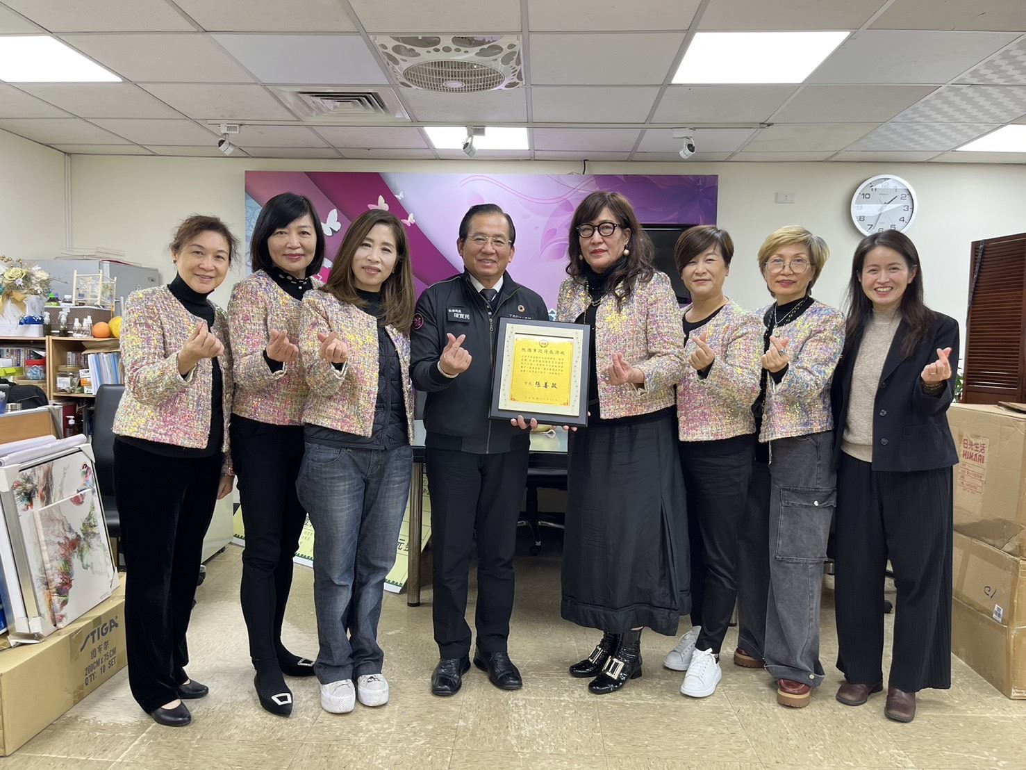 由社會局陳寶民局長致贈感謝牌表彰善舉