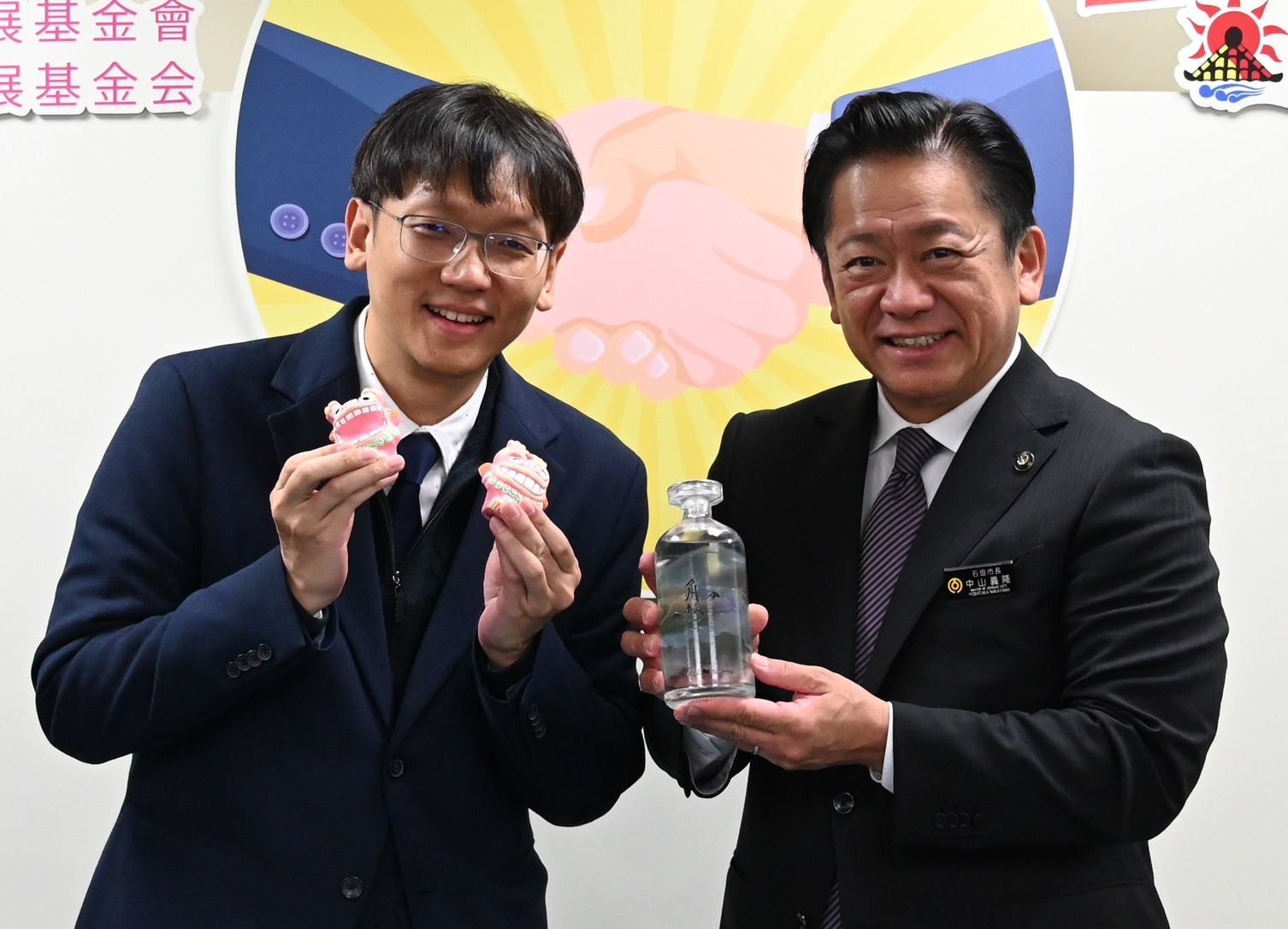 桃園致贈限定伴手禮角板山琴梅酒及石垣致贈象徵守護意義的風獅爺