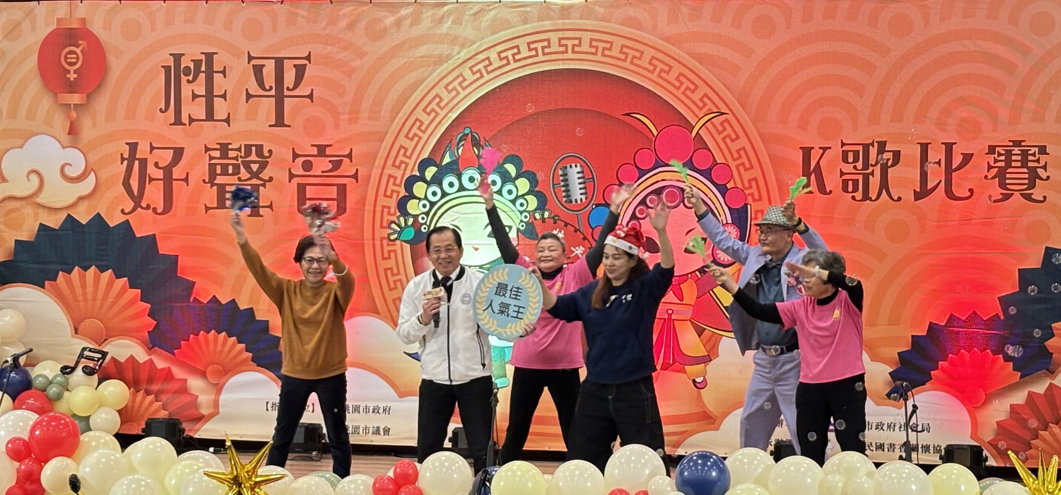 陳寶民局長與長輩共同獻唱