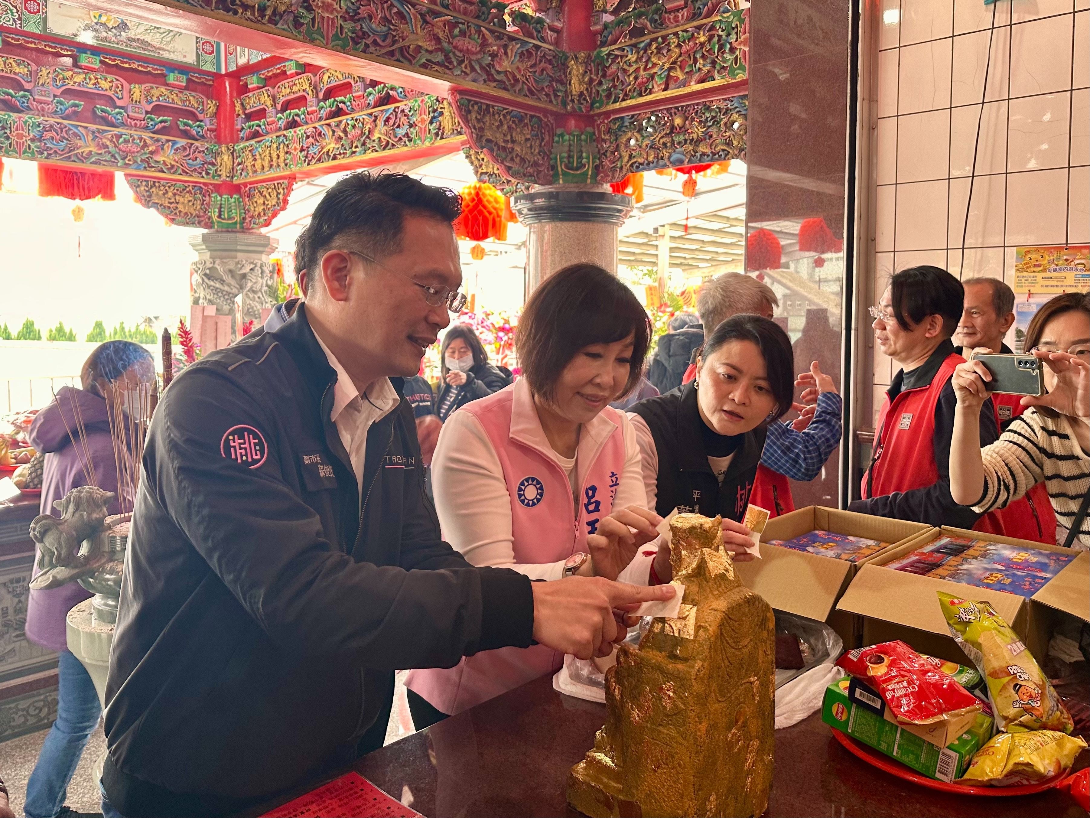 蘇副市長與呂玉玲立委為土地公貼金賜福