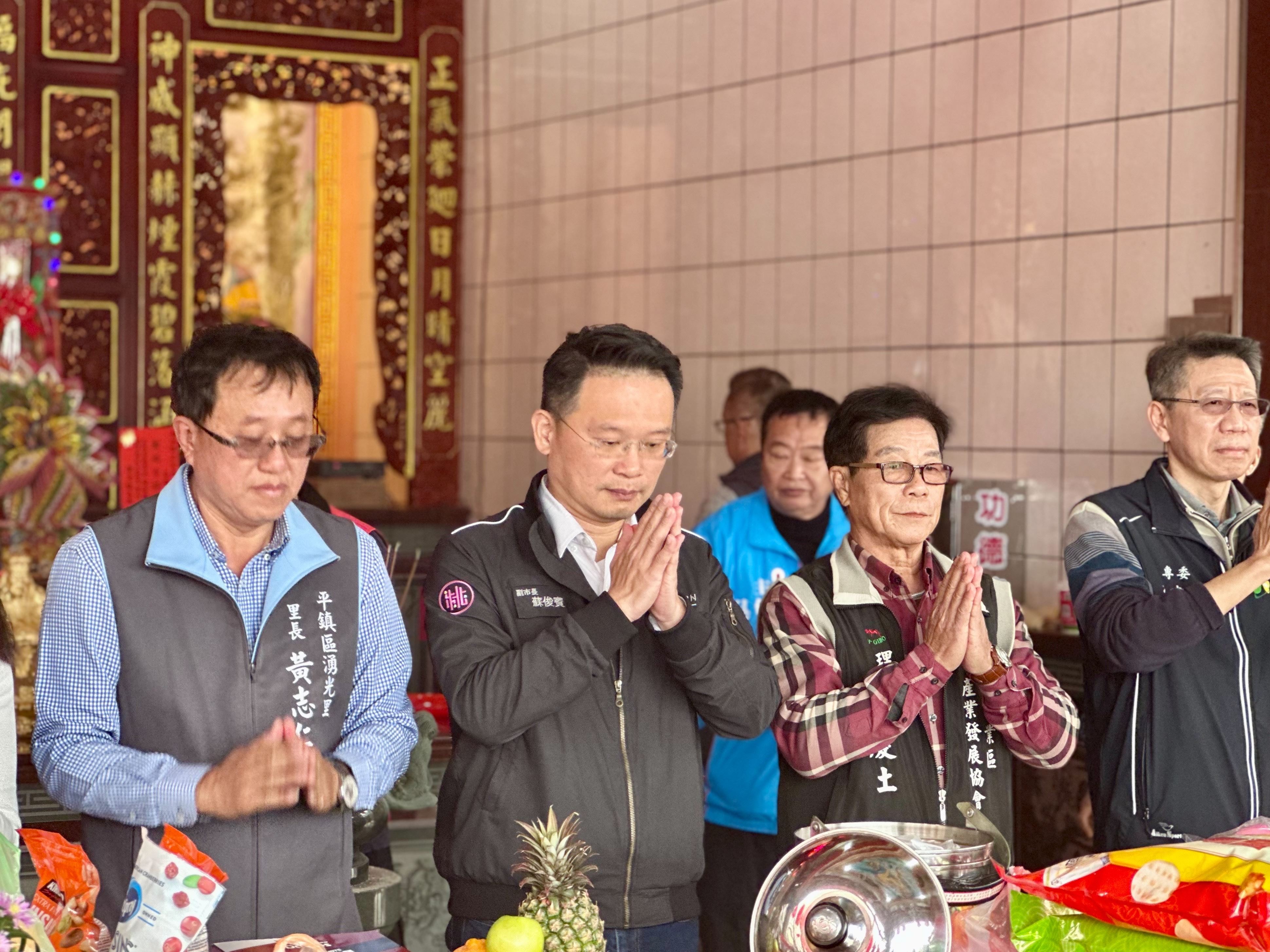 蘇副市長與貴賓一同參拜