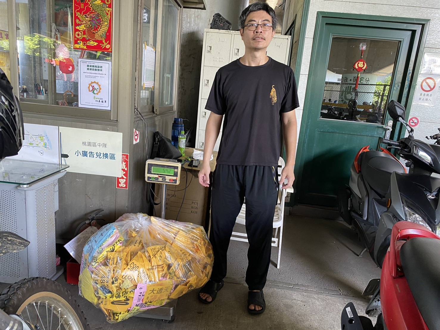 環保局推動跨機關合作撕除小廣告 抽出液晶電視等38份獎品3