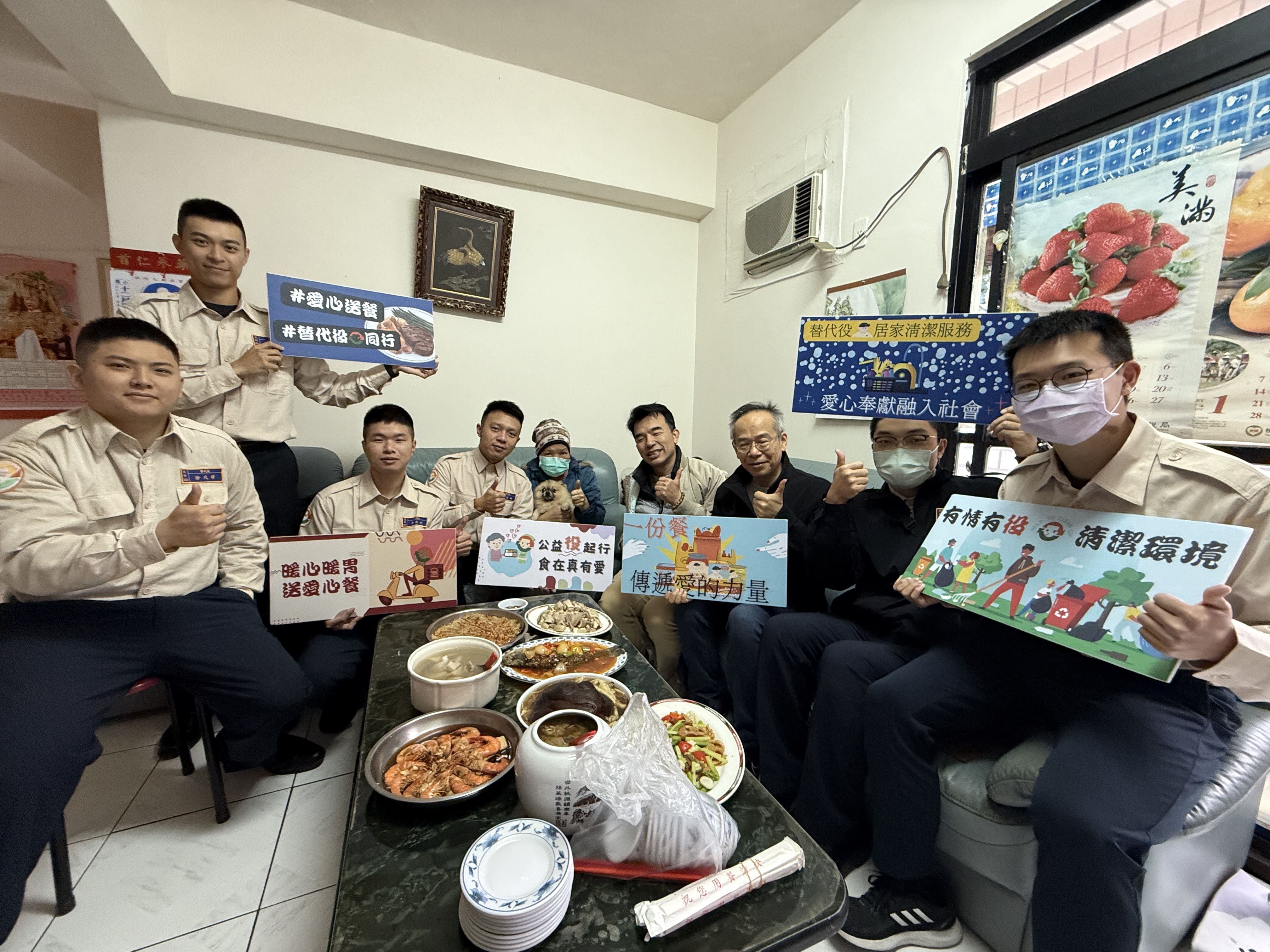 公益大使與長者合影