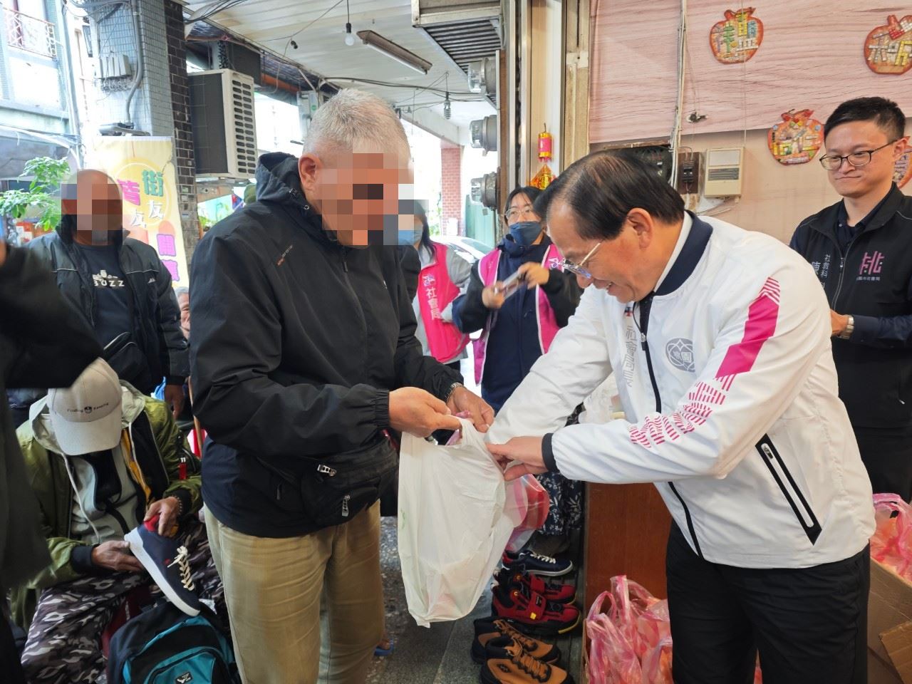 陳寶民局長親自發放禦寒物資