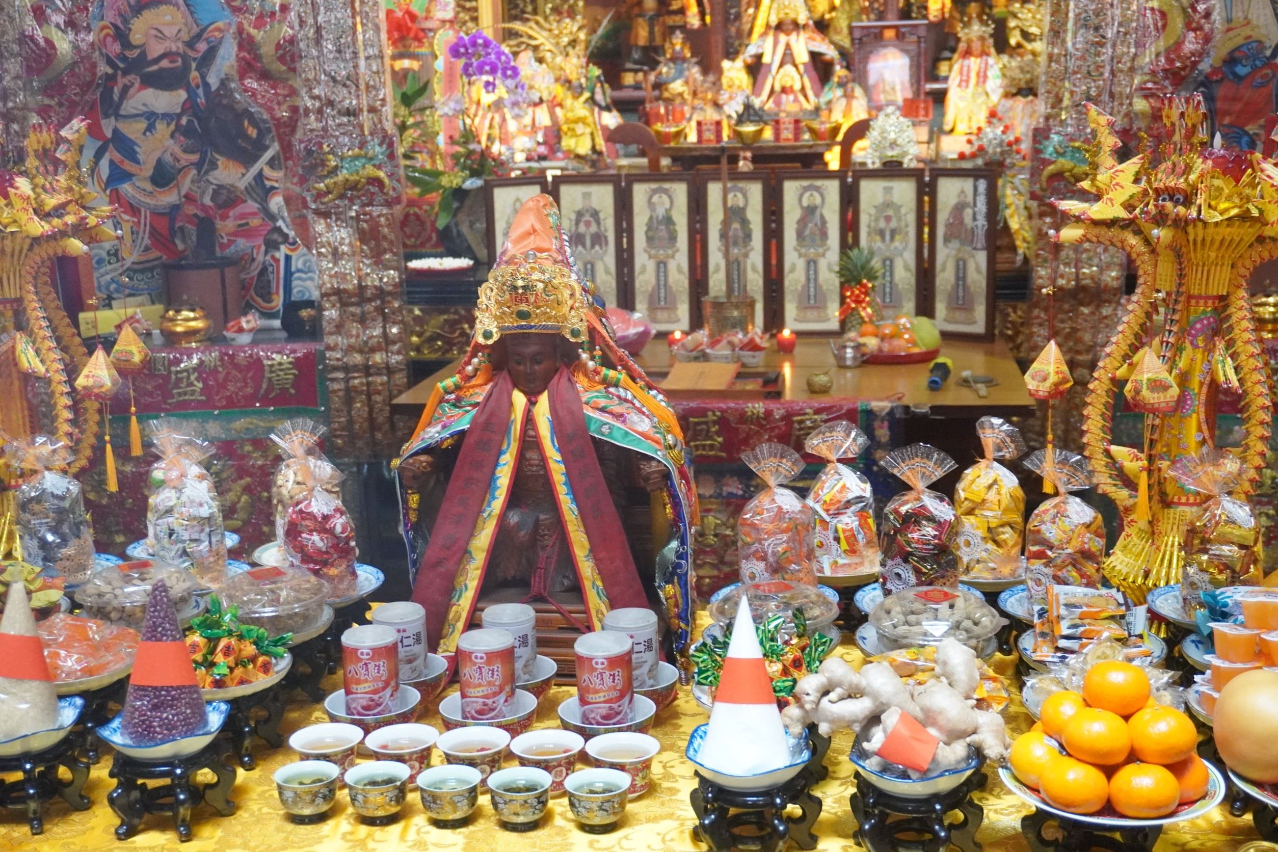 素祭或點心宴,包含四果(梨子、橘子、哈密瓜、蘋果)、山珍(薑)、海味(鹽)、五穀(紅豆搭配糖)及糕餅甜點