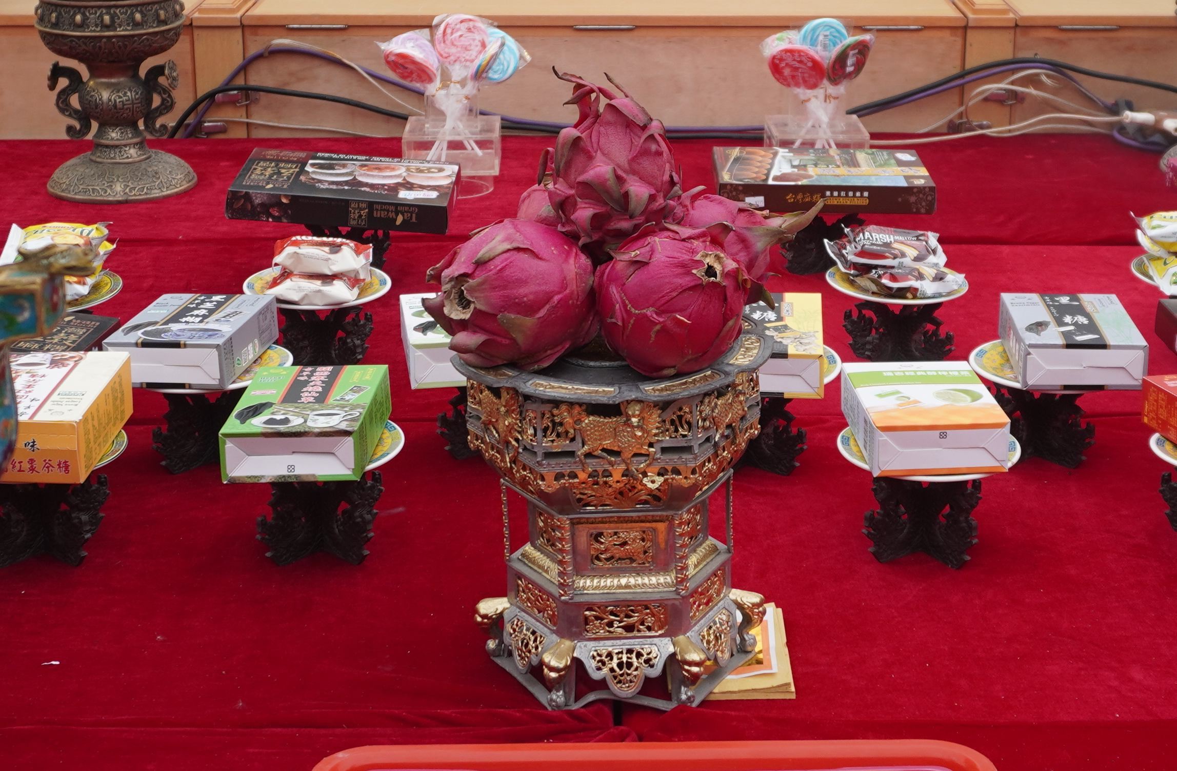 供品最前端特別擺放「棒棒糖」,寓意哪吒神童的童趣