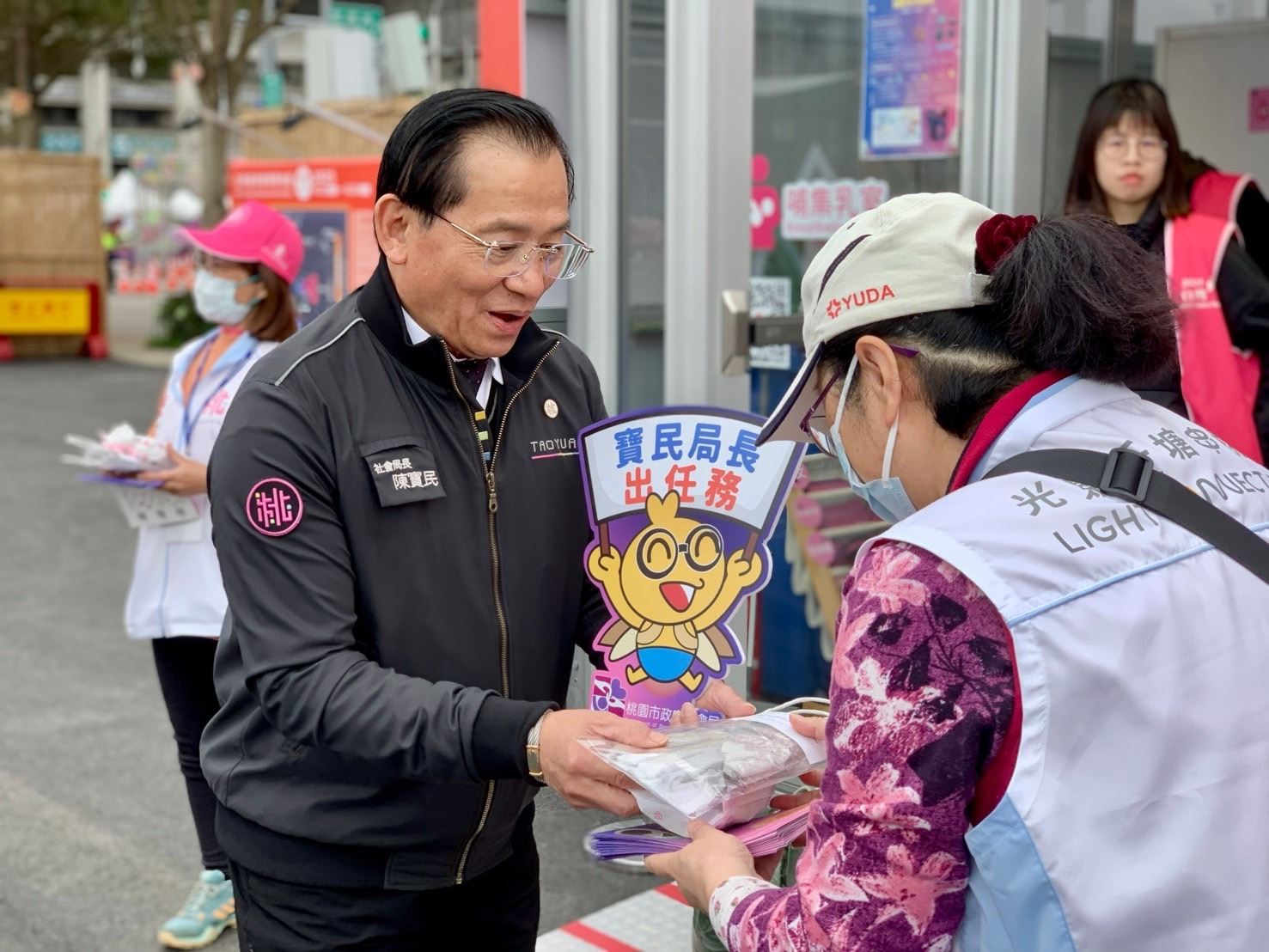 陳局長特別在這充滿愛的情人節準備快閃驚喜，將巧克力及禦寒小物等，親自送到志工手中