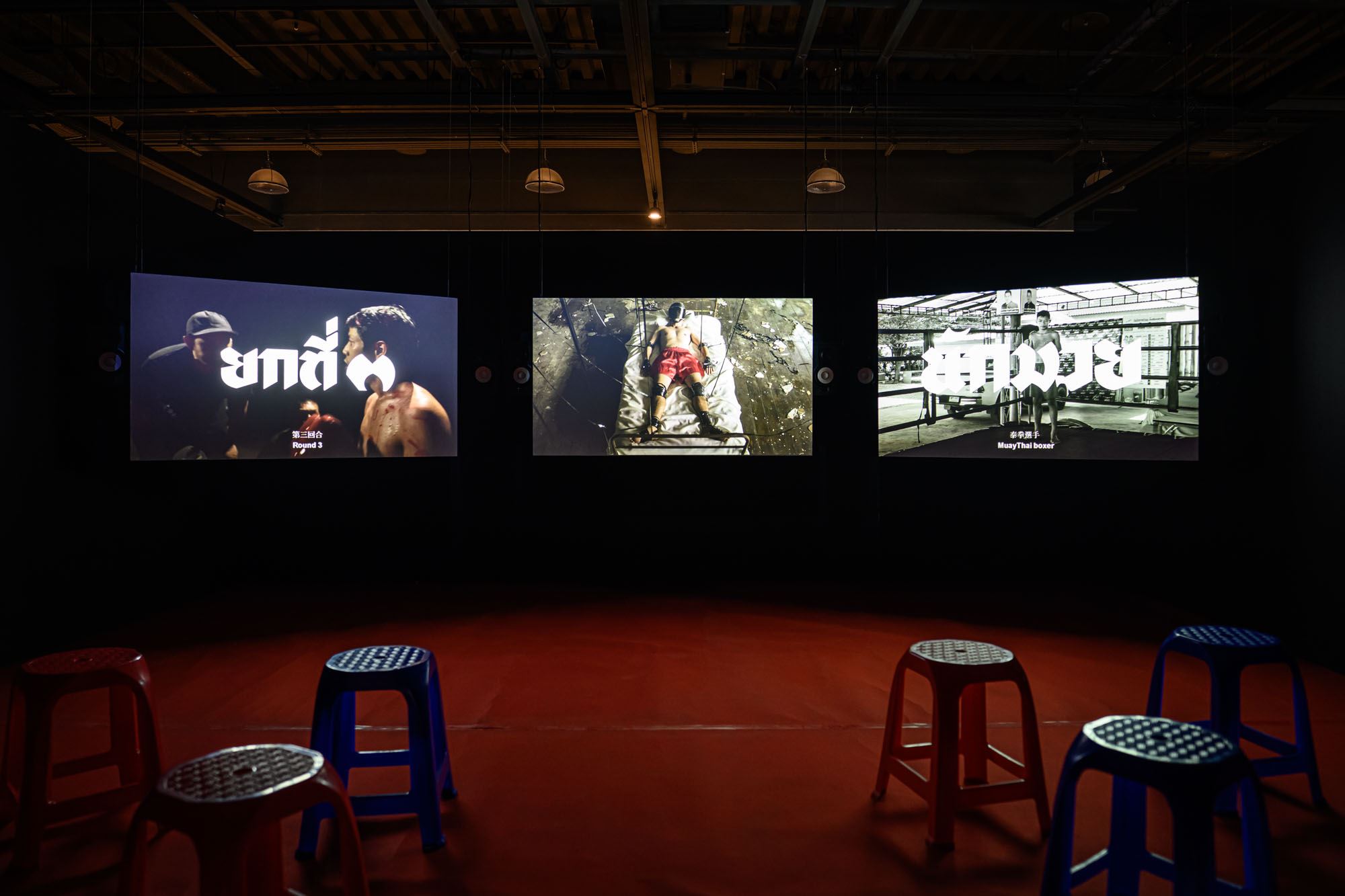 05_2025桃源國際藝術獎首獎作品《紅鷹 桑摩拉哥:他的故事裡再無英雄》展覽現場。(ANPIS FOTO王世邦攝影,桃園市立美術館提供)