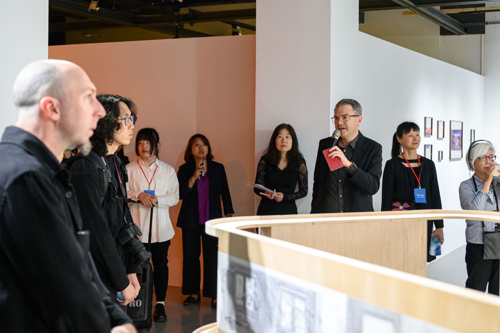04_2025桃源國際藝術獎展覽開幕由國際評審團複審主席魯本‧基漢進行導覽。(ANPIS FOTO王世邦攝影,桃園市立美術館提供)