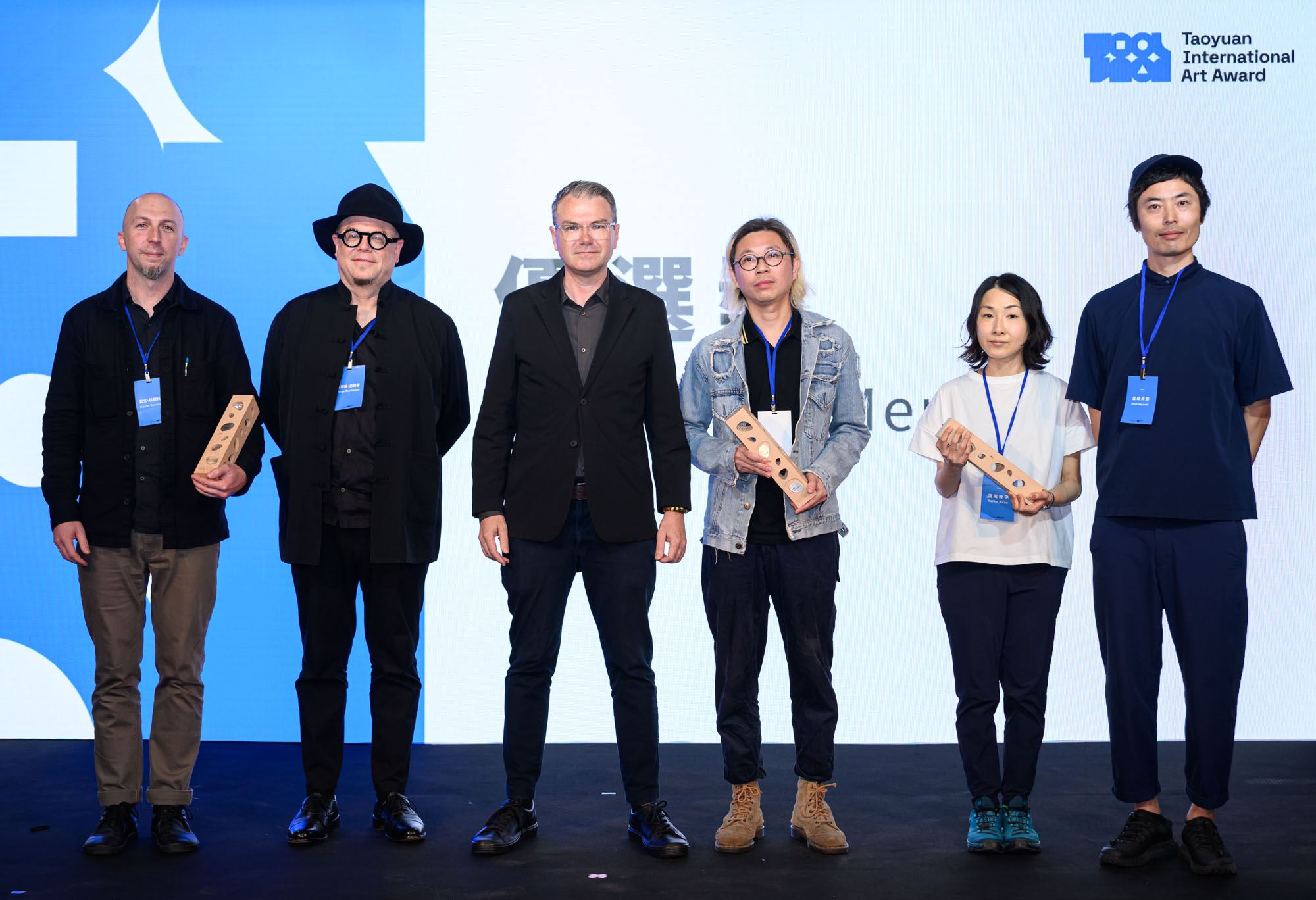 03_2025桃源國際藝術獎「優選獎」三組得主:美國藝術家凱文‧科爾科蘭及豪爾赫‧巴赫曼;馬來西亞藝術家李迪權、日本藝術團體couch(宮崎大樹、淺尾怜子)。(ANPIS FOTO王世邦攝影,桃園市立美術館提供)