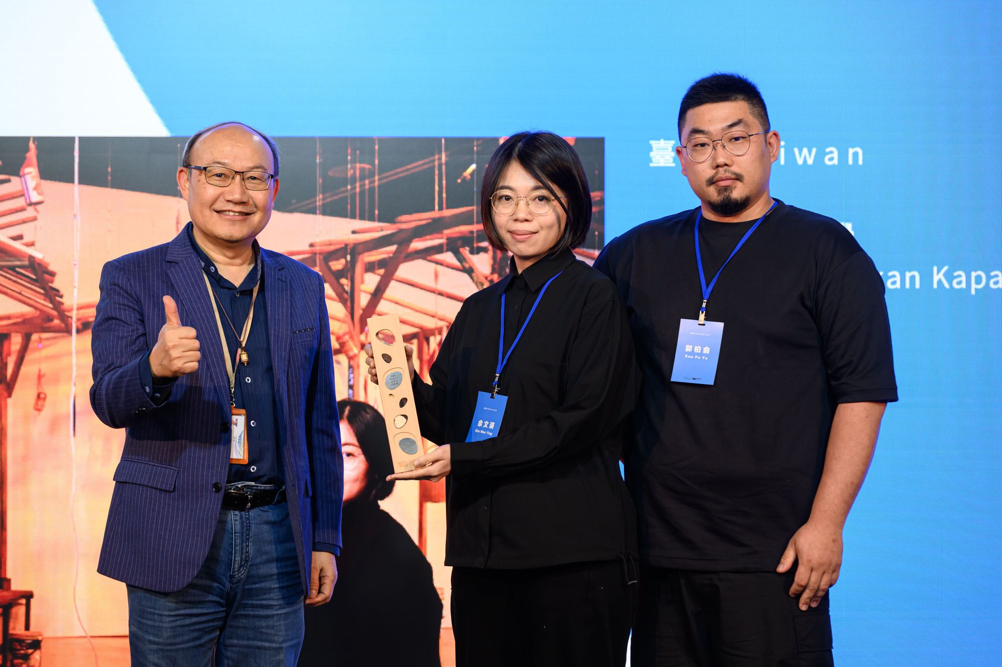 02_2025桃源國際藝術獎「遊藝獎」由創作雙人組「太認真」(佘文瑛、郭柏俞)獲得。(ANPIS FOTO王世邦攝影,桃園市立美術館提供)