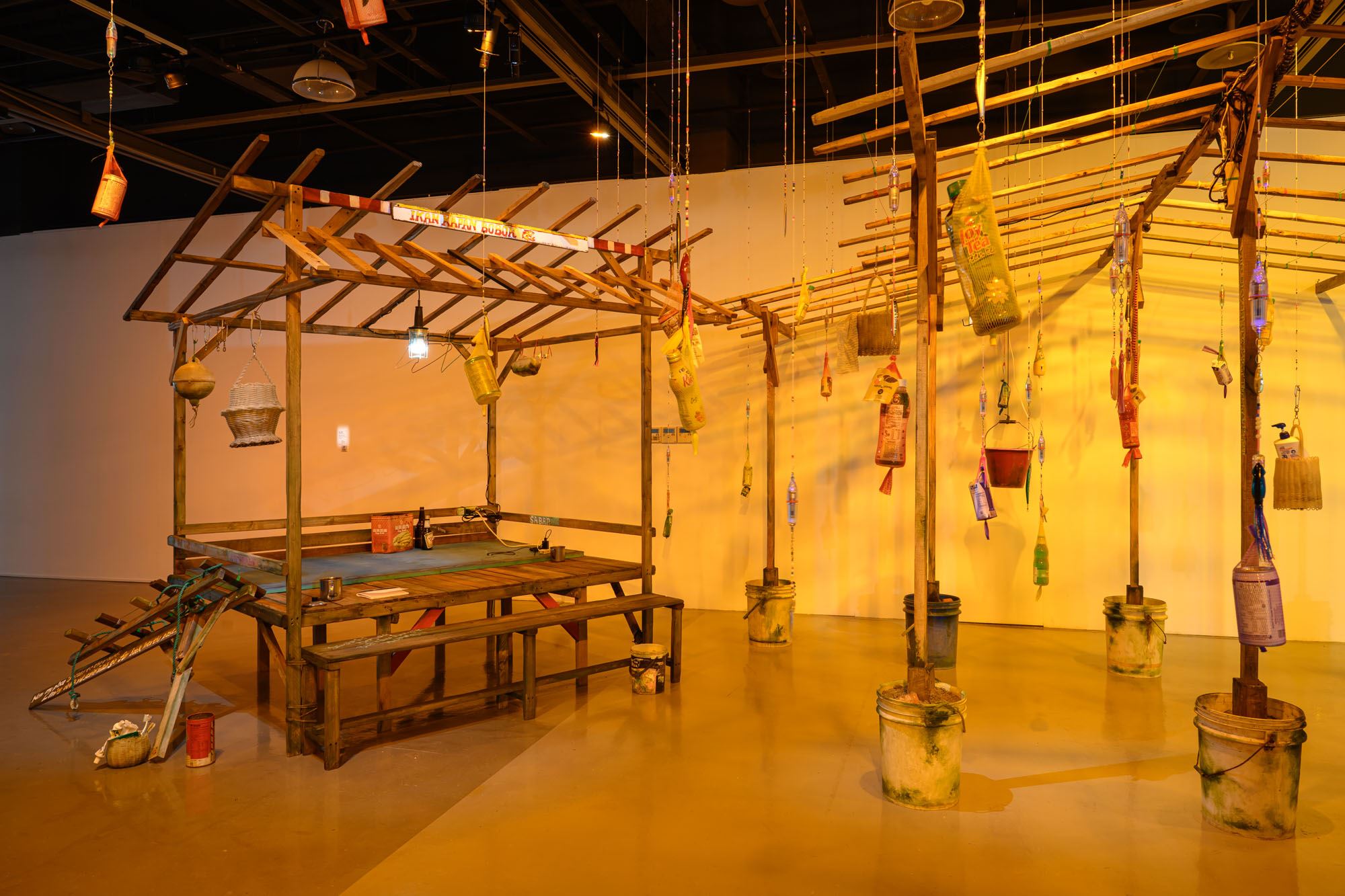 06_2025桃源國際藝術獎「遊藝獎」作品《像魚一樣睡覺》展覽現場。(ANPIS FOTO王世邦攝影,桃園市立美術館提供)